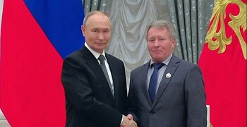 Президент России Владимир Путин вручил награду нашему педагогу Александру Сергеевичу Савинцеву