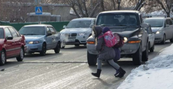 Видеообращение сотрудника ГИБДД к родителям: безопасность детей на зимней дороге