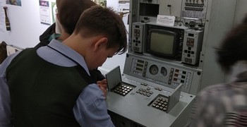 На уроке технологии учащиеся посетили музей кировского завода «Маяк»