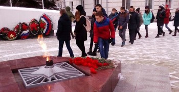  7 «А» и Александра Александровна Яговкина приняли участие в городском мероприятии, посвящённом Дню Неизвестного Солдата в РФ! 