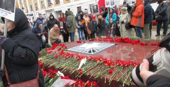 Наш юнкор Полина Козлова самостоятельно прошла с колонной «Бессмертного полка», чтобы взять интервью у кировчан. Патриот!