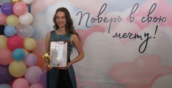 Наших золотых медалистов Ишутинову Анастасию, Сокерина Петра, 11 «А», и Мышкину Екатерину, 11 «Б», чествовали на Золотом балу в Филармонии!