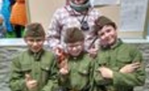 Перед Днём Победы ребята 3 «А» вручали всем георгиевские ленточки.